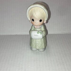 Precious Moments Figurine Holding 1986 Plaque Wishing You A Cozy Christmas
